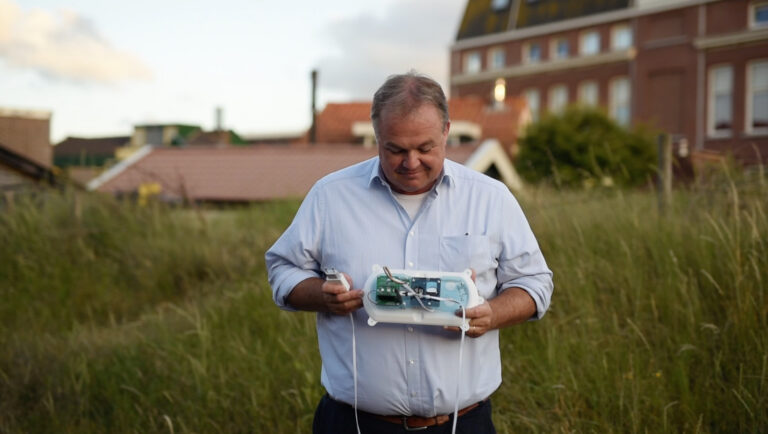 A man holding a HoLu-kit_v1 on a field in Wijk aan Zee